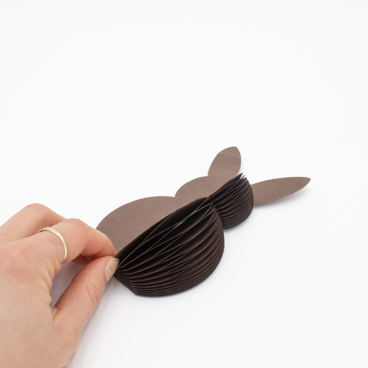Minimalistische Osterhasen aus Papier – naturfarben
