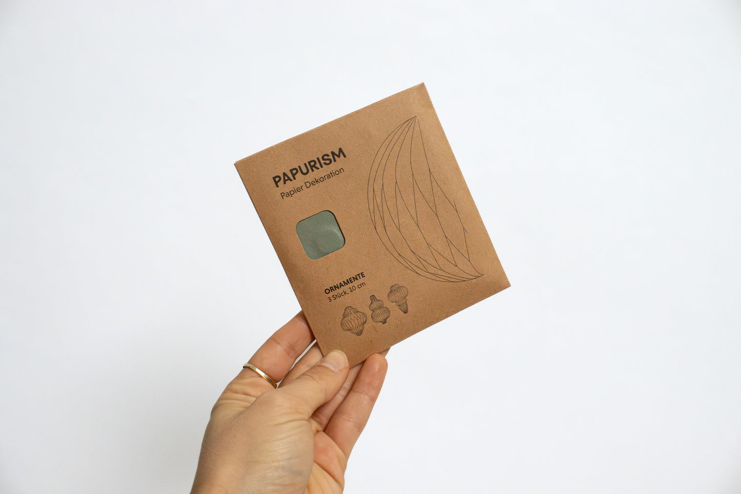 Nachhaltige Papier-Christbaumkugeln lila schwarz