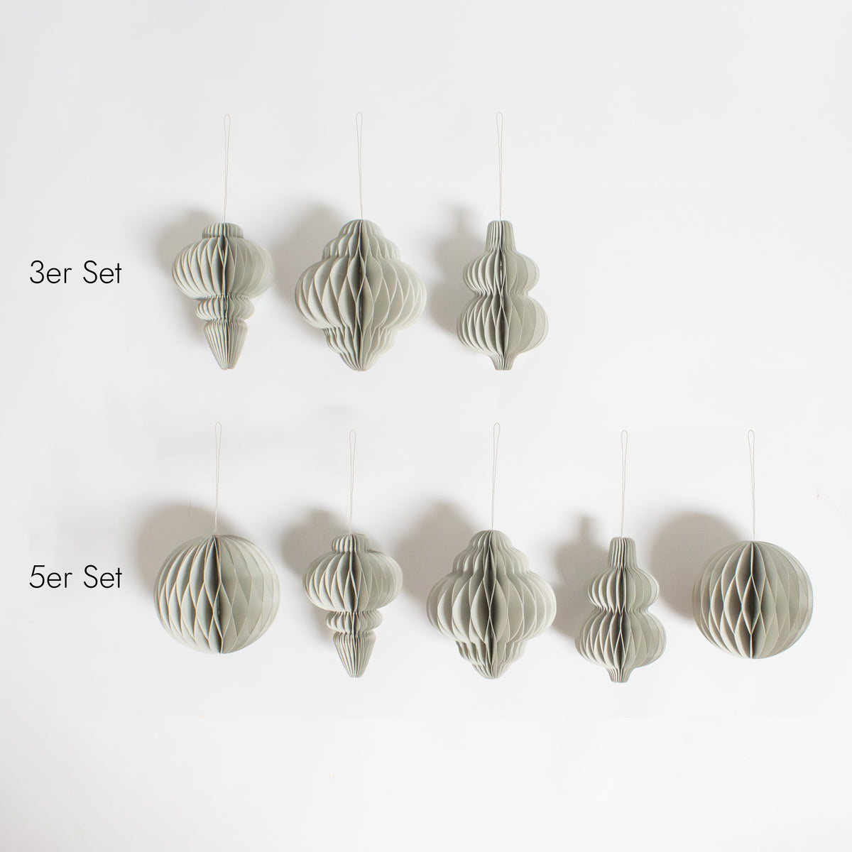 Papier-Christbaumkugeln in Grau
