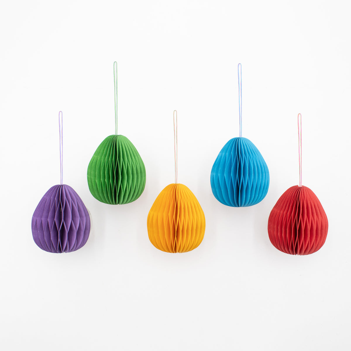 Bunte Papier-Ostereier zum Aufhängen in Lila, Grün, Gelb, Blau und Rot