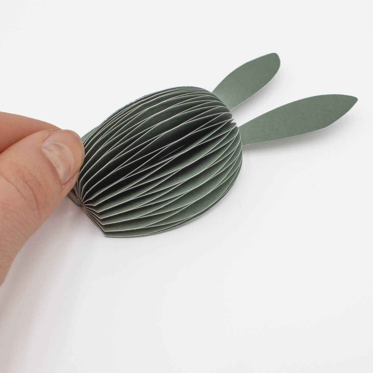 Papier-Osterhase klein – Beige, Hellgrau & Moosgrün, 10 & 15 cm