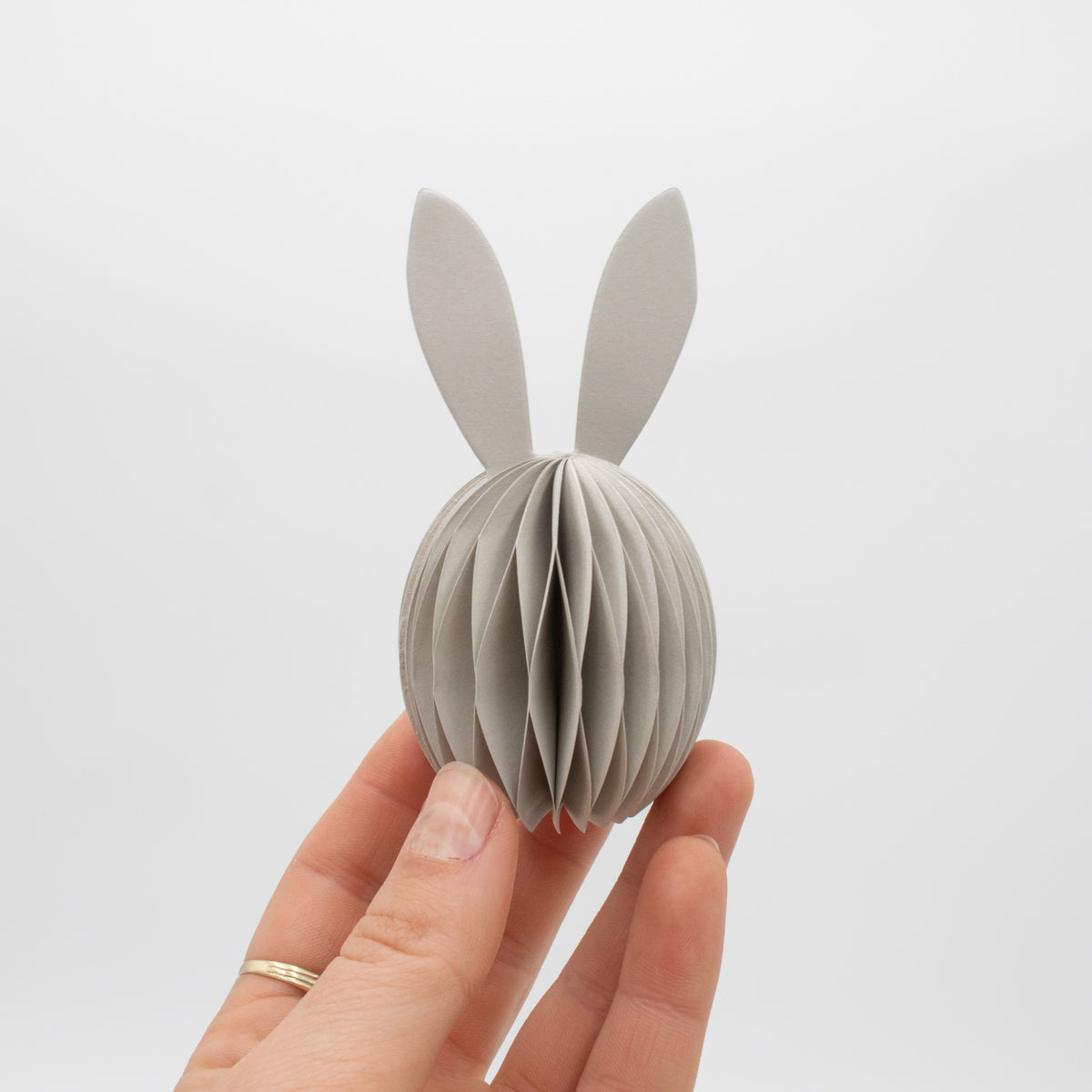 Papier-Osterhase klein – Beige, Hellgrau & Moosgrün, 10 & 15 cm