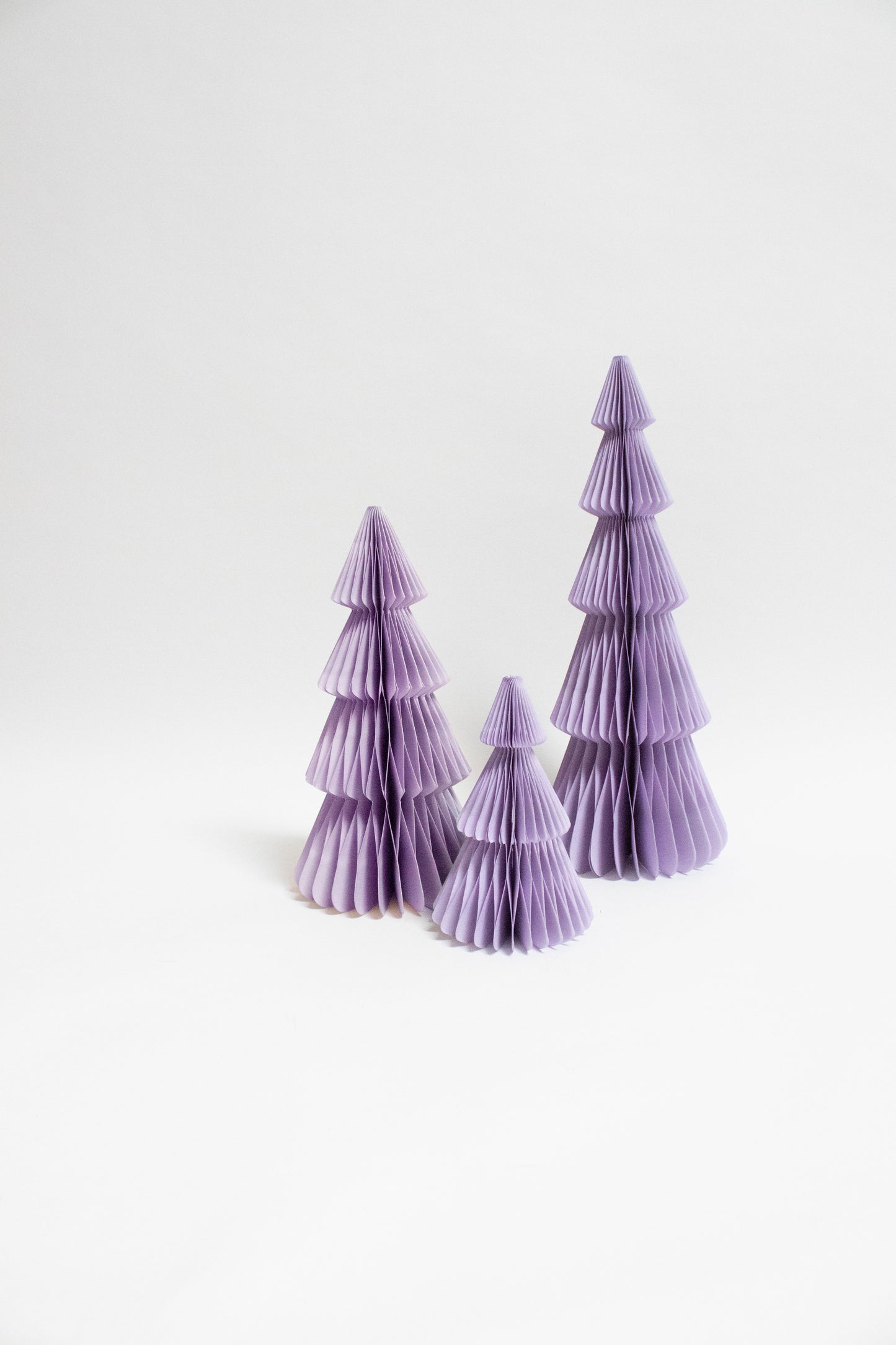 Stilvoller Papierweihnachtsbaum blau lila