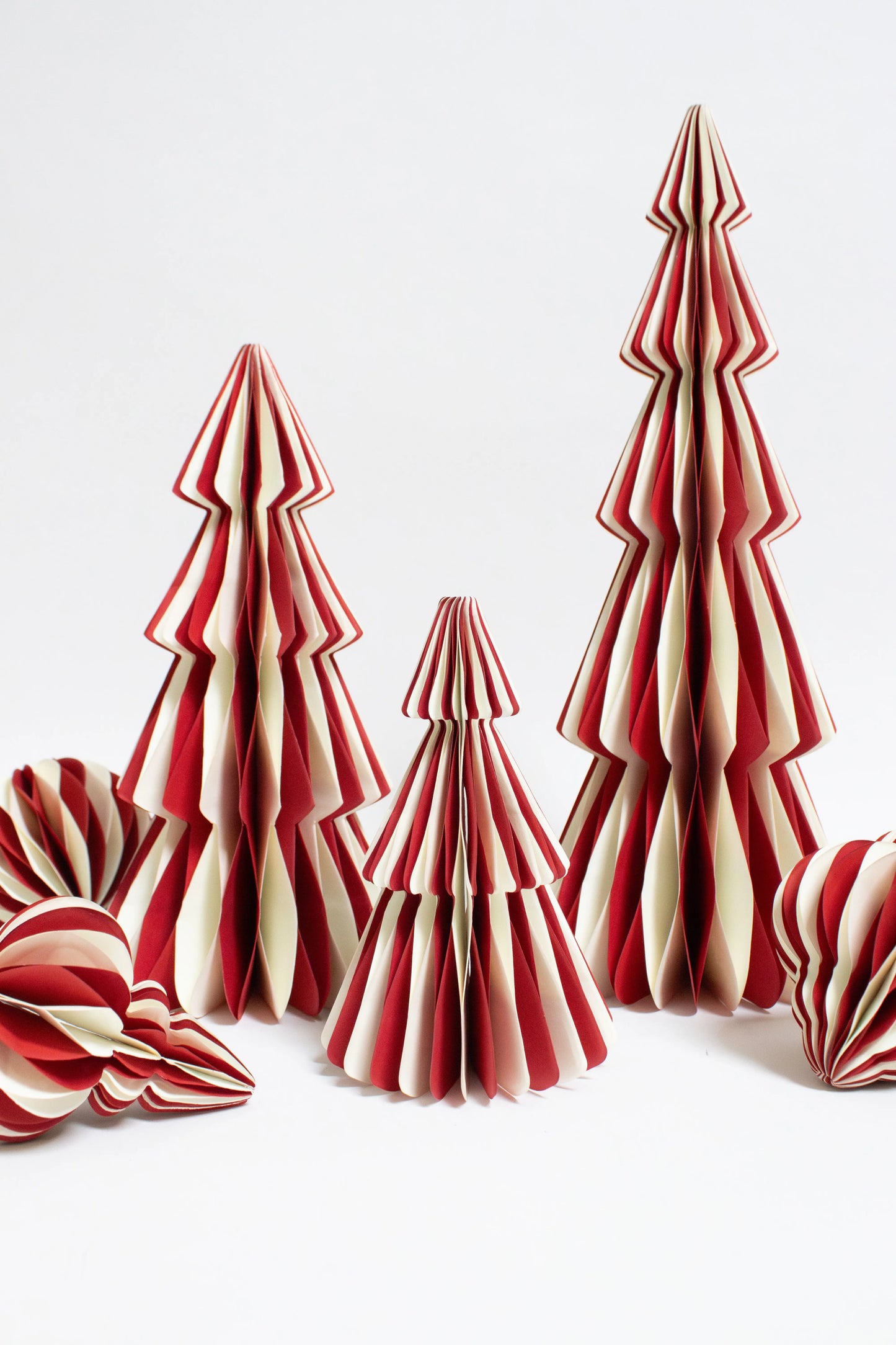 Nachhaltige Papier-Christbaumkugeln rot zweifarbig