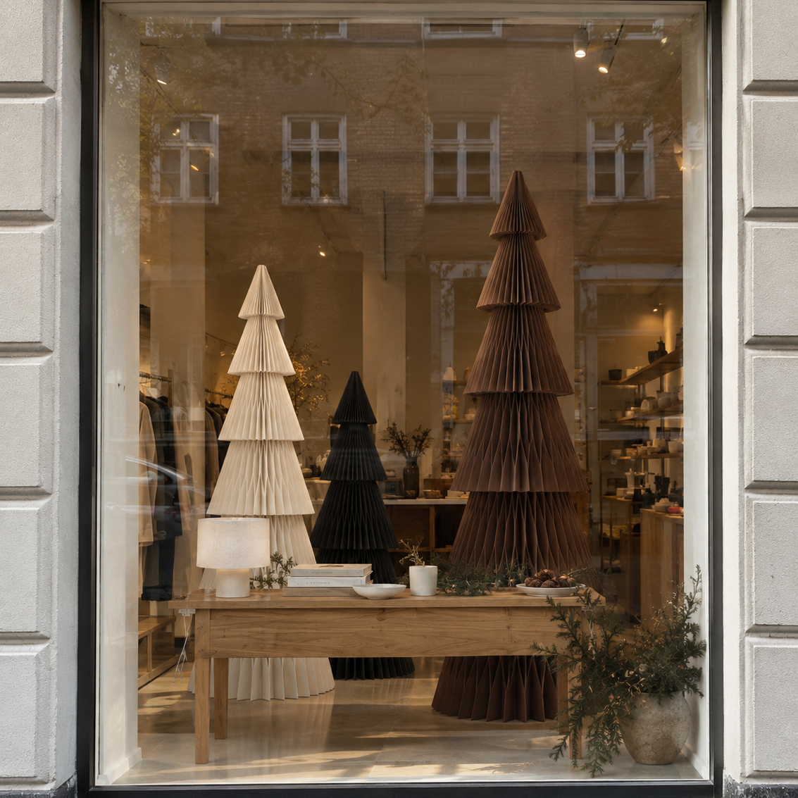 XXL Papier-Weihnachtsbaum Tilda in Braun – im Schaufenster