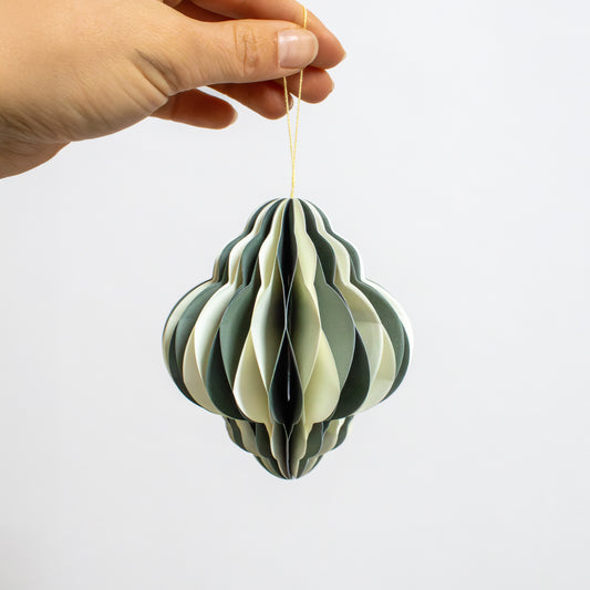 Nachhaltige Papier-Christbaumkugeln grün zweifarbig