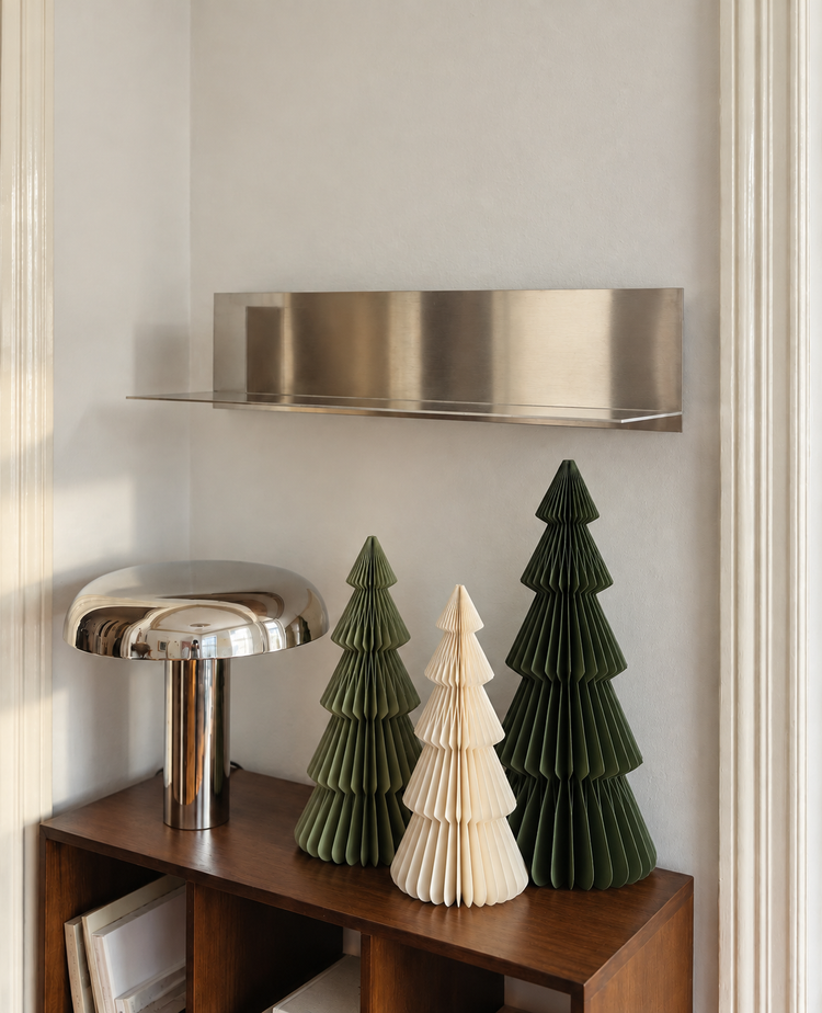 Papier-Weihnachtsbäume Sanna in Moosgrün und Creme auf einem Holzsideboard