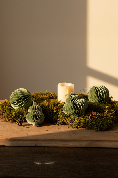 Nachhaltige Papier-Christbaumkugeln grün