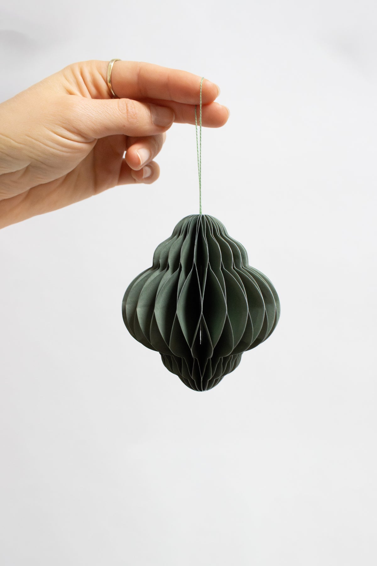 Papier-Christbaumkugeln – Salbeigrün, Moosgrün & Silber