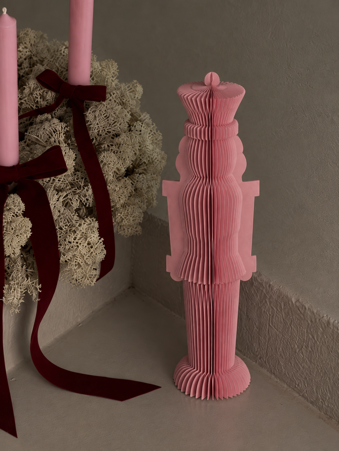 Papier-Nussknacker in Rosa