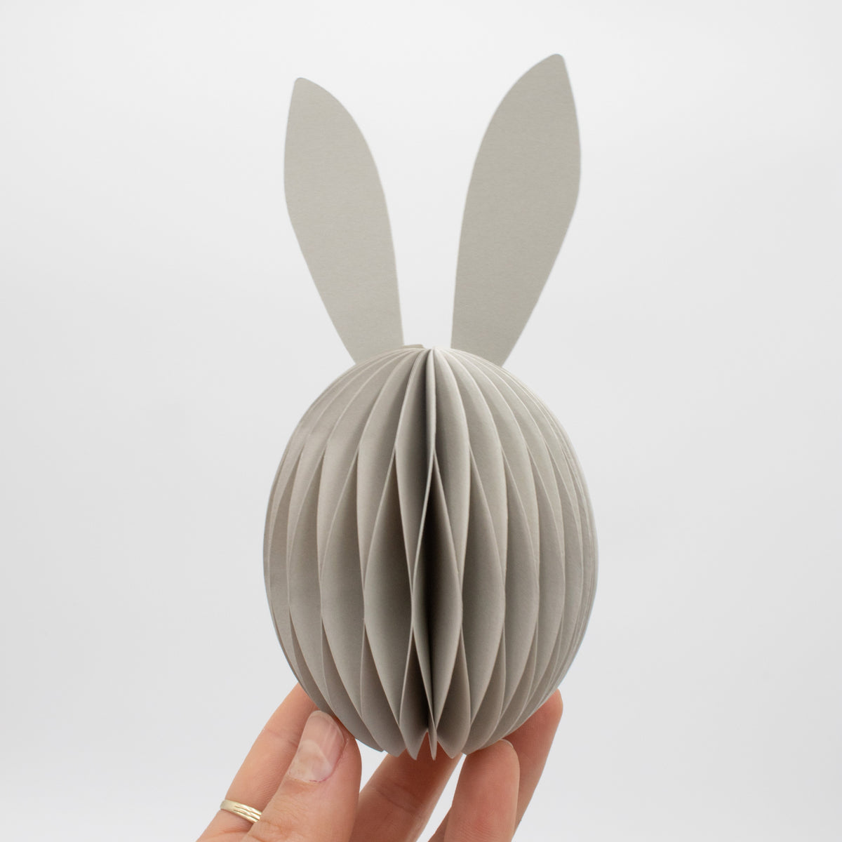 Papier-Osterhase klein – Beige, Hellgrau & Moosgrün, 10 & 15 cm