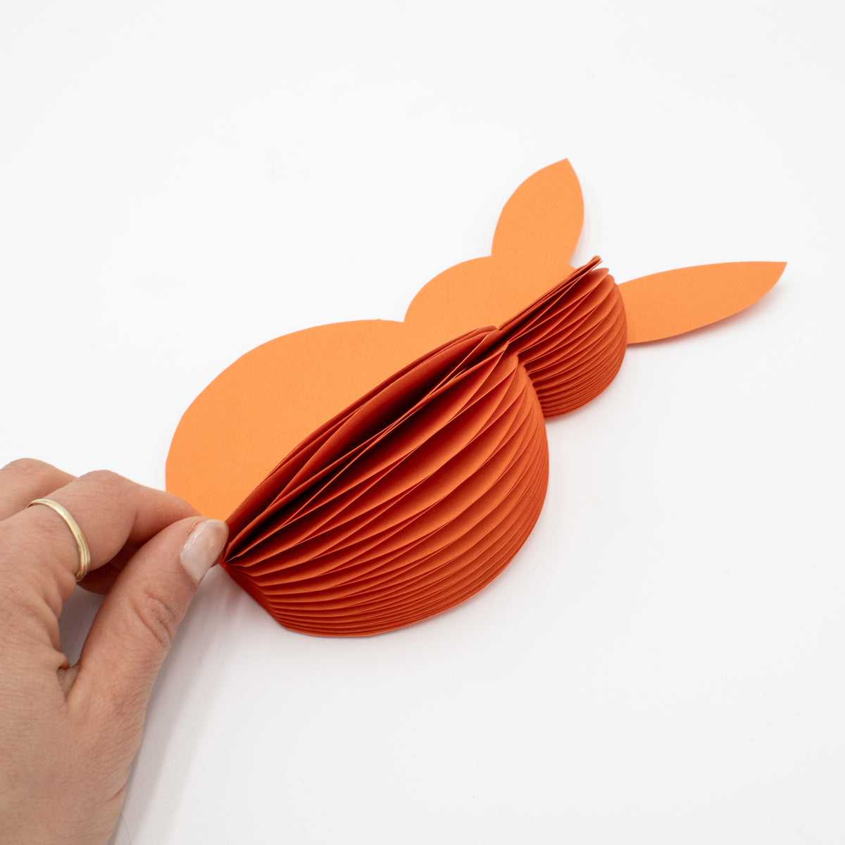 Papier-Osterhase minimalistisch in Orange – liegend