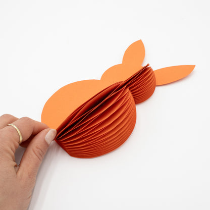 Papier-Osterhase minimalistisch in Orange – liegend