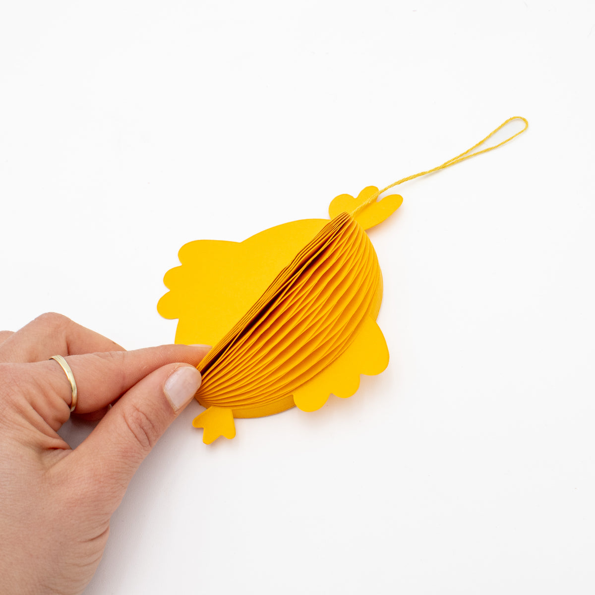 Papier-Osterküken zum Aufhängen – liegend