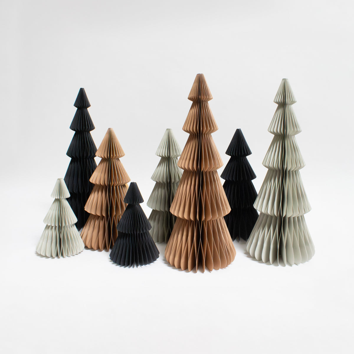 Papier-Weihnachtsbaum in Braun & Grau