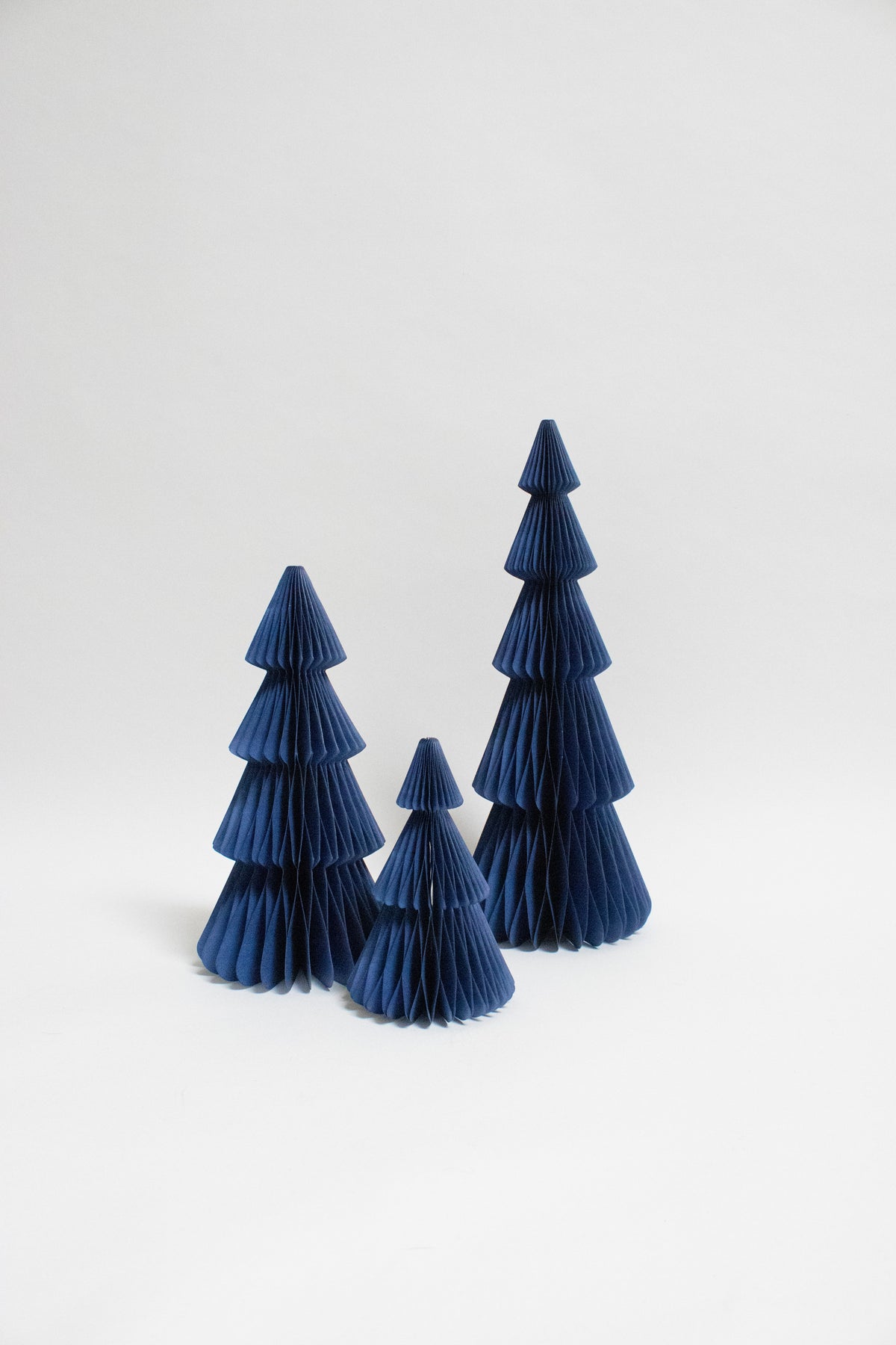 Papier-Weihnachtsbaum in Dunkelblau