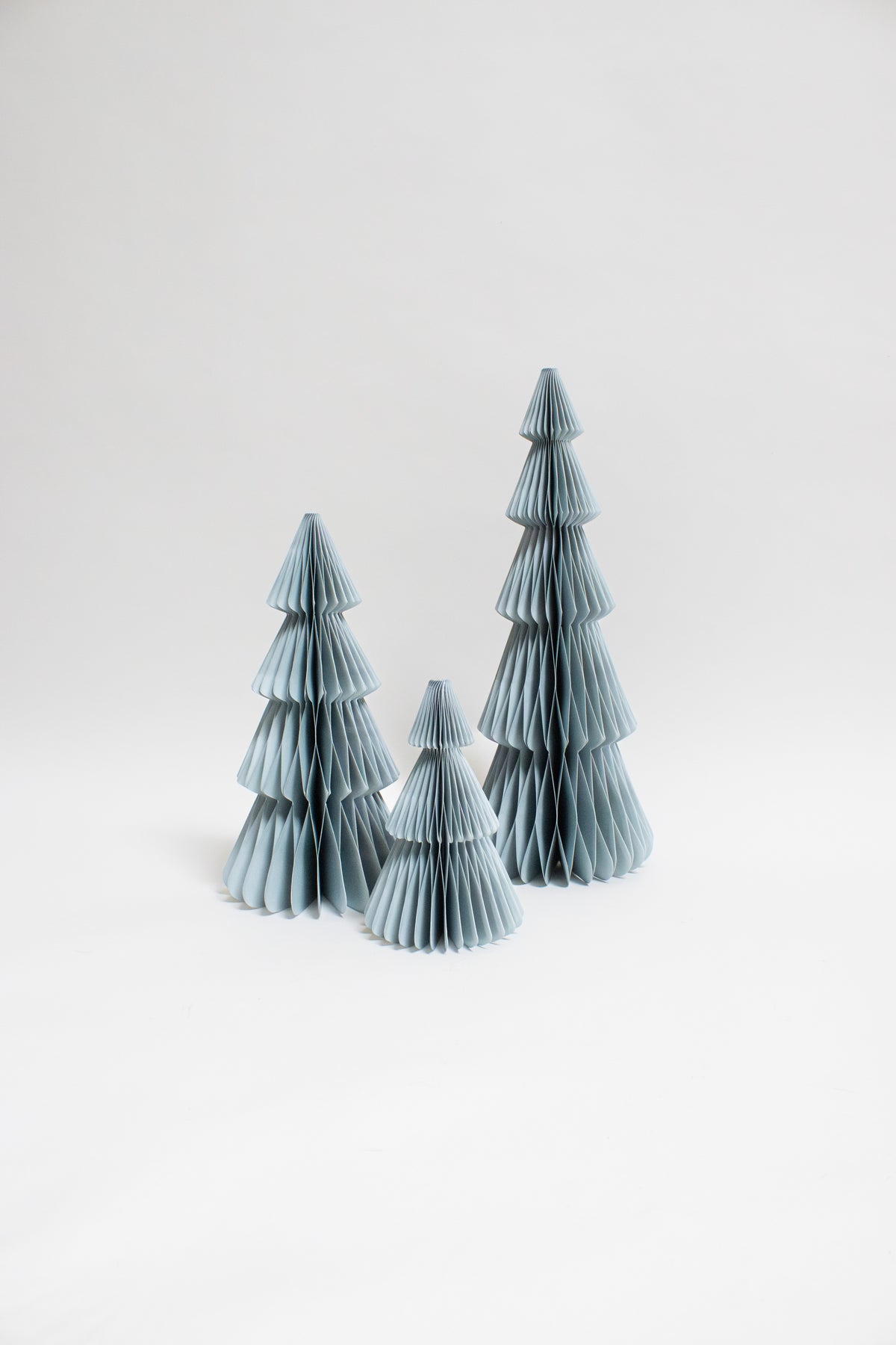 Papier-Weihnachtsbaum in Hellblau