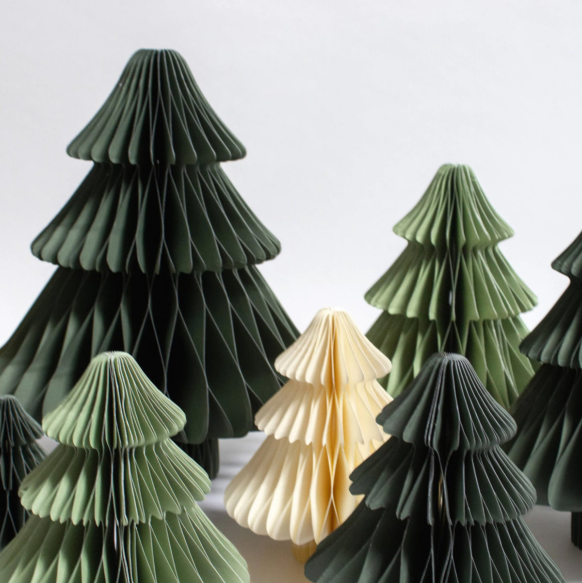 Papier-Weihnachtsbaum mit Stamm – Dekoidee