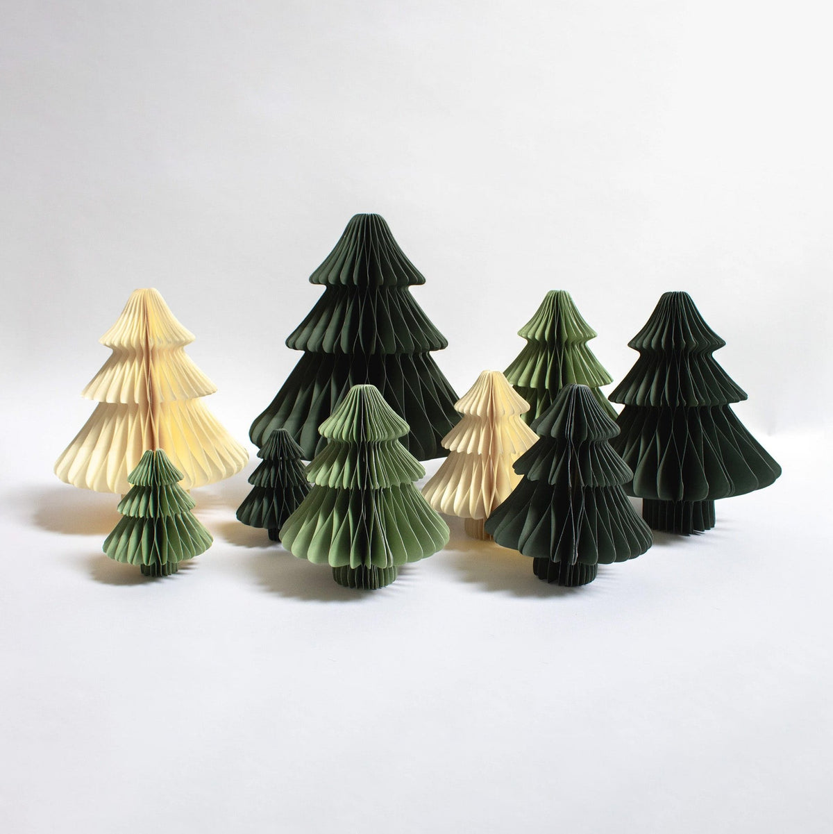 Papier-Weihnachtsbaum mit Stamm – Dekoidee