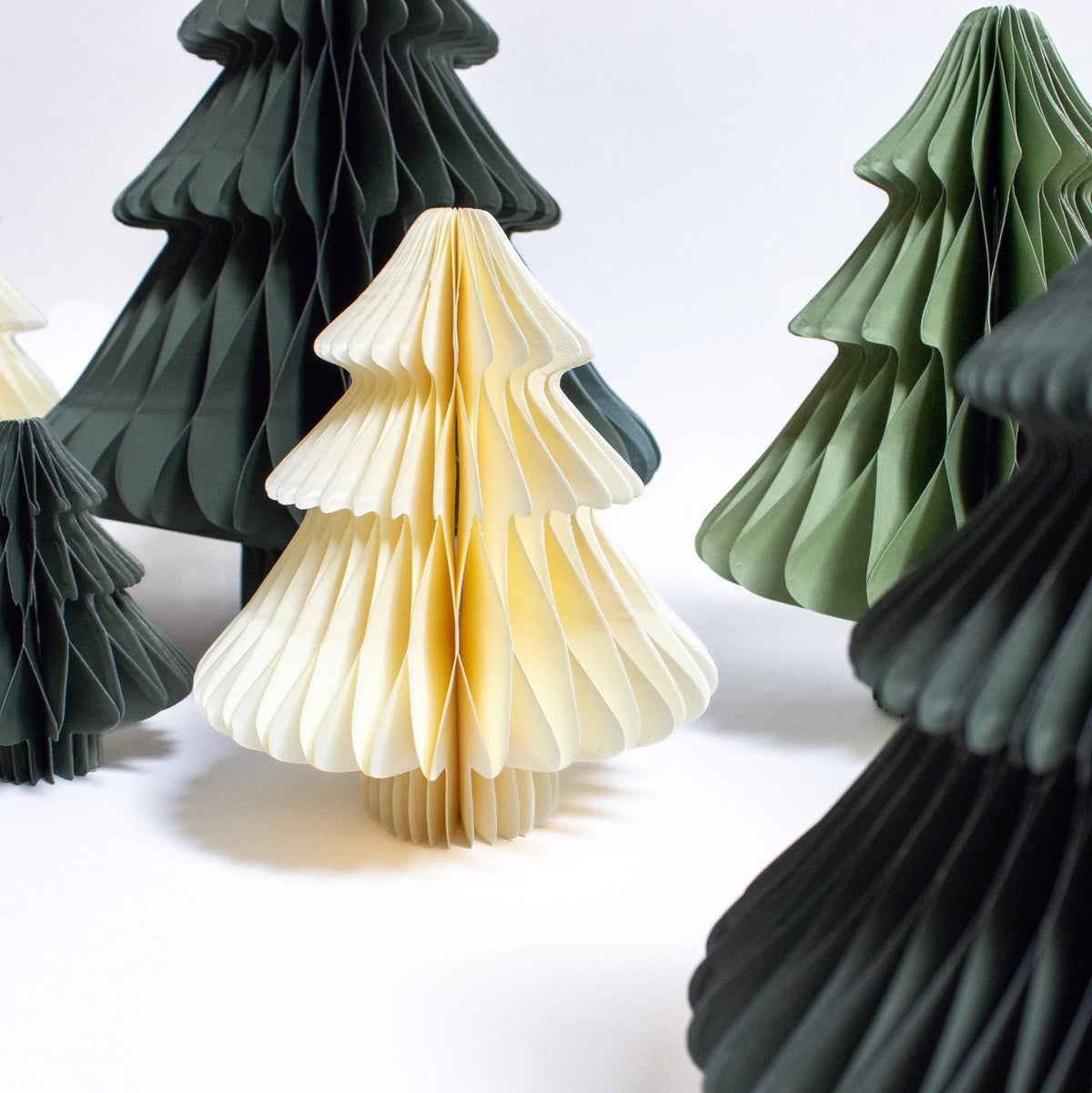 Papier-Weihnachtsbaum mit Stamm – Dekoidee