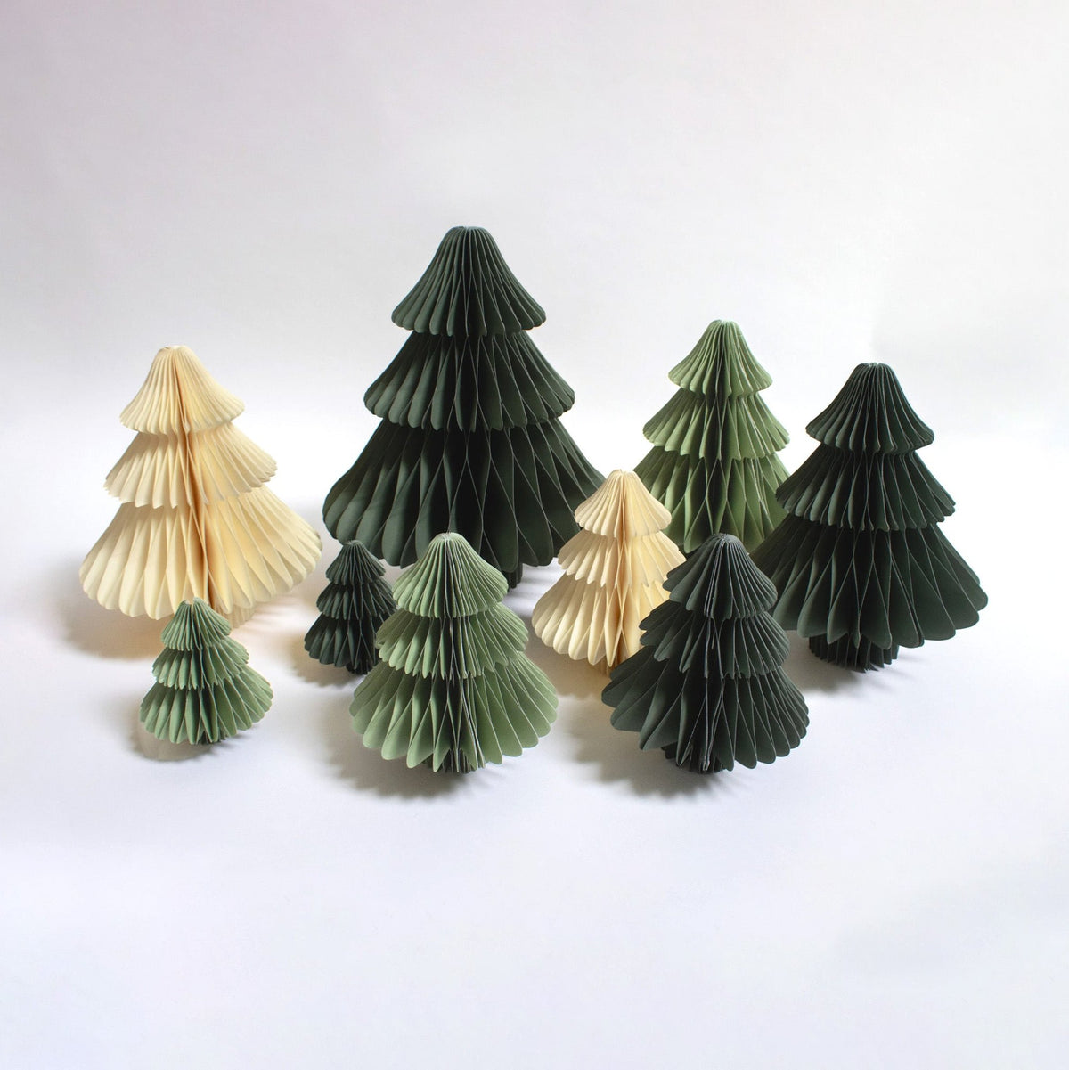 Papier-Weihnachtsbaum mit Stamm – Dekoidee