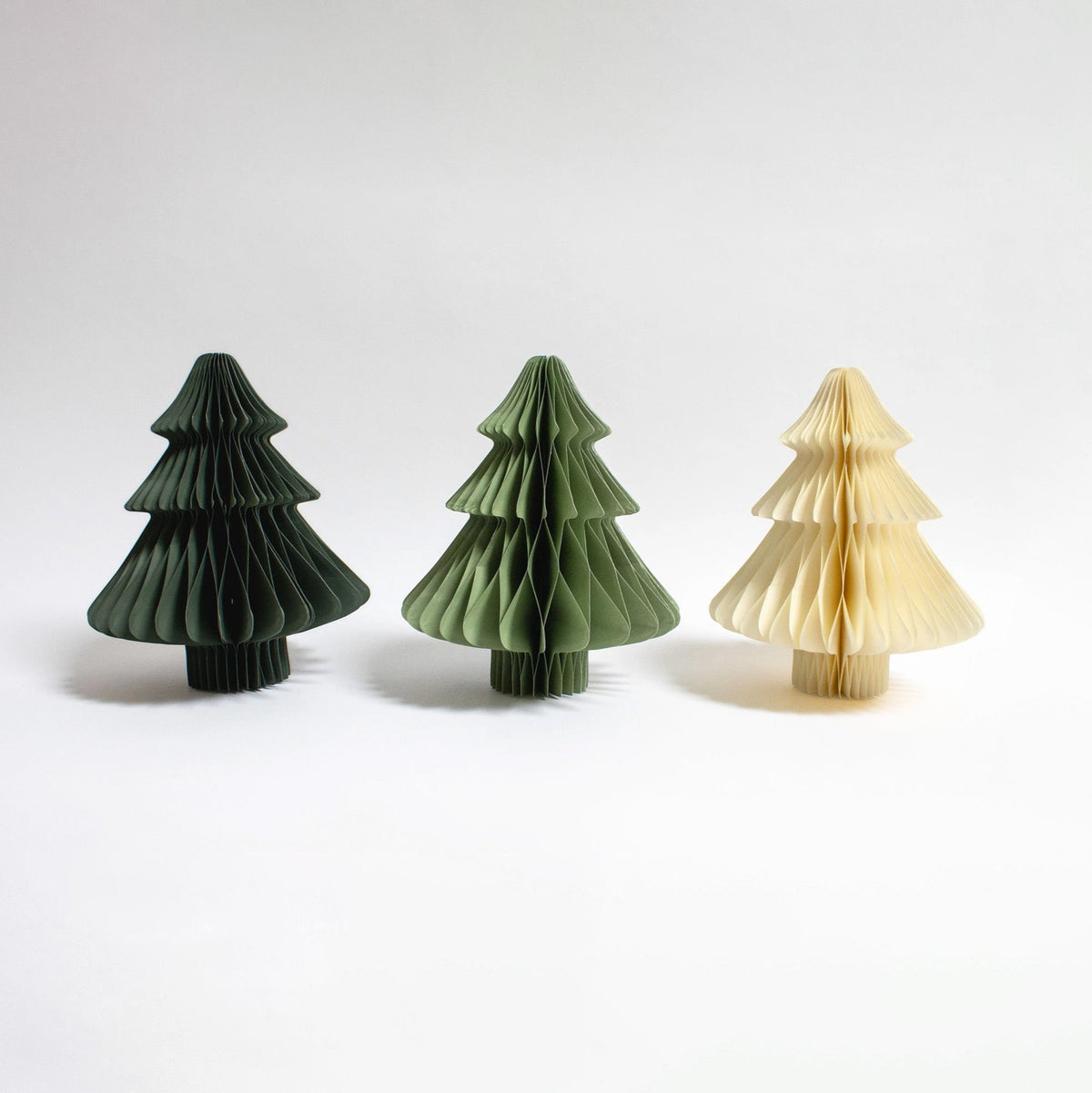 Papier-Weihnachtsbaum mit Stamm in Bunt