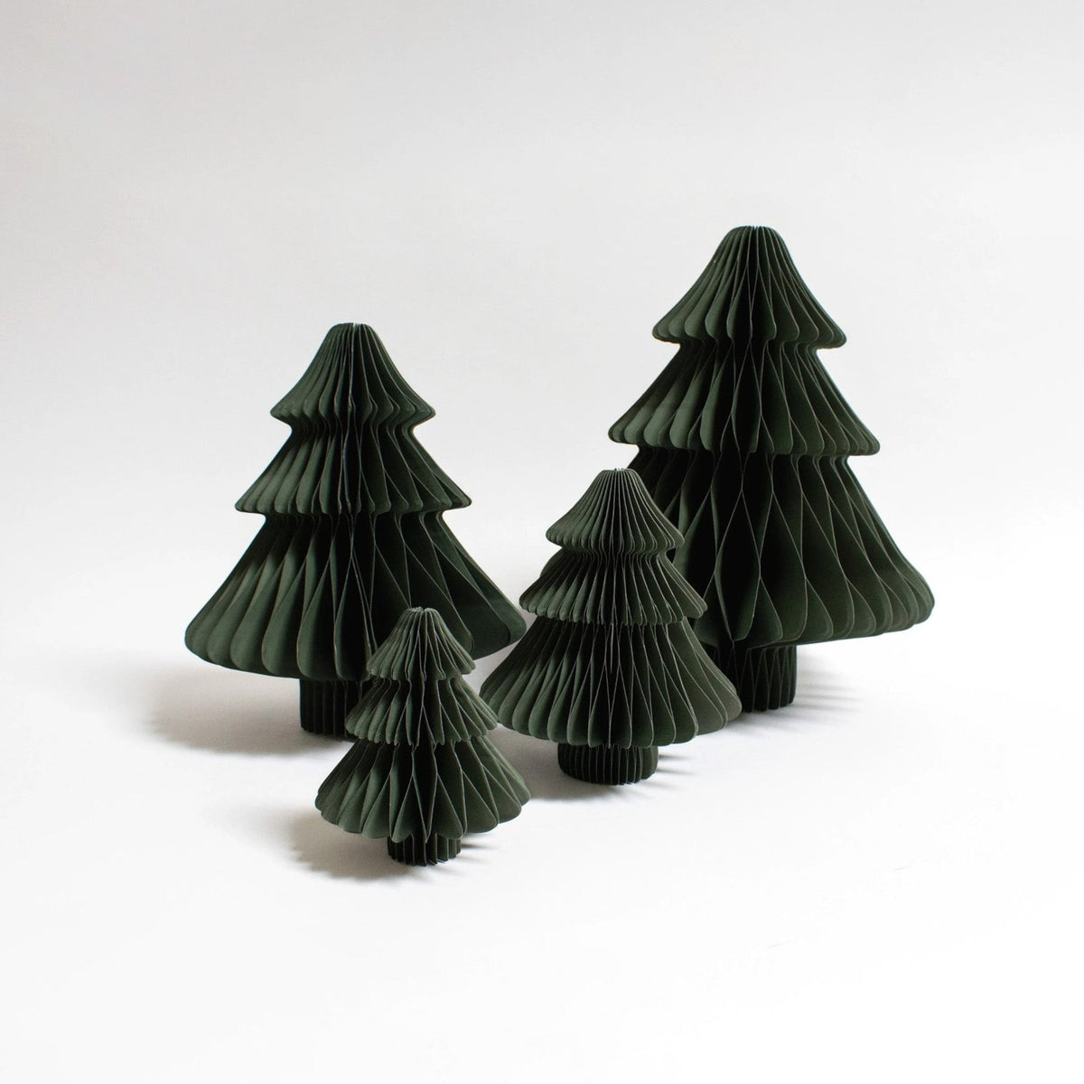 Papier-Weihnachtsbaum mit Stamm in Dunkelgrün