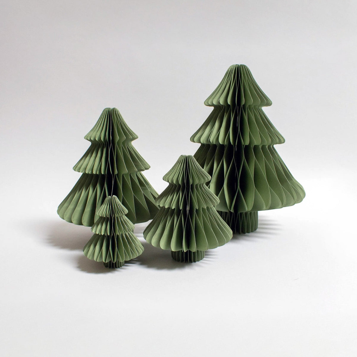 Papier-Weihnachtsbaum mit Stamm in Hellgrün