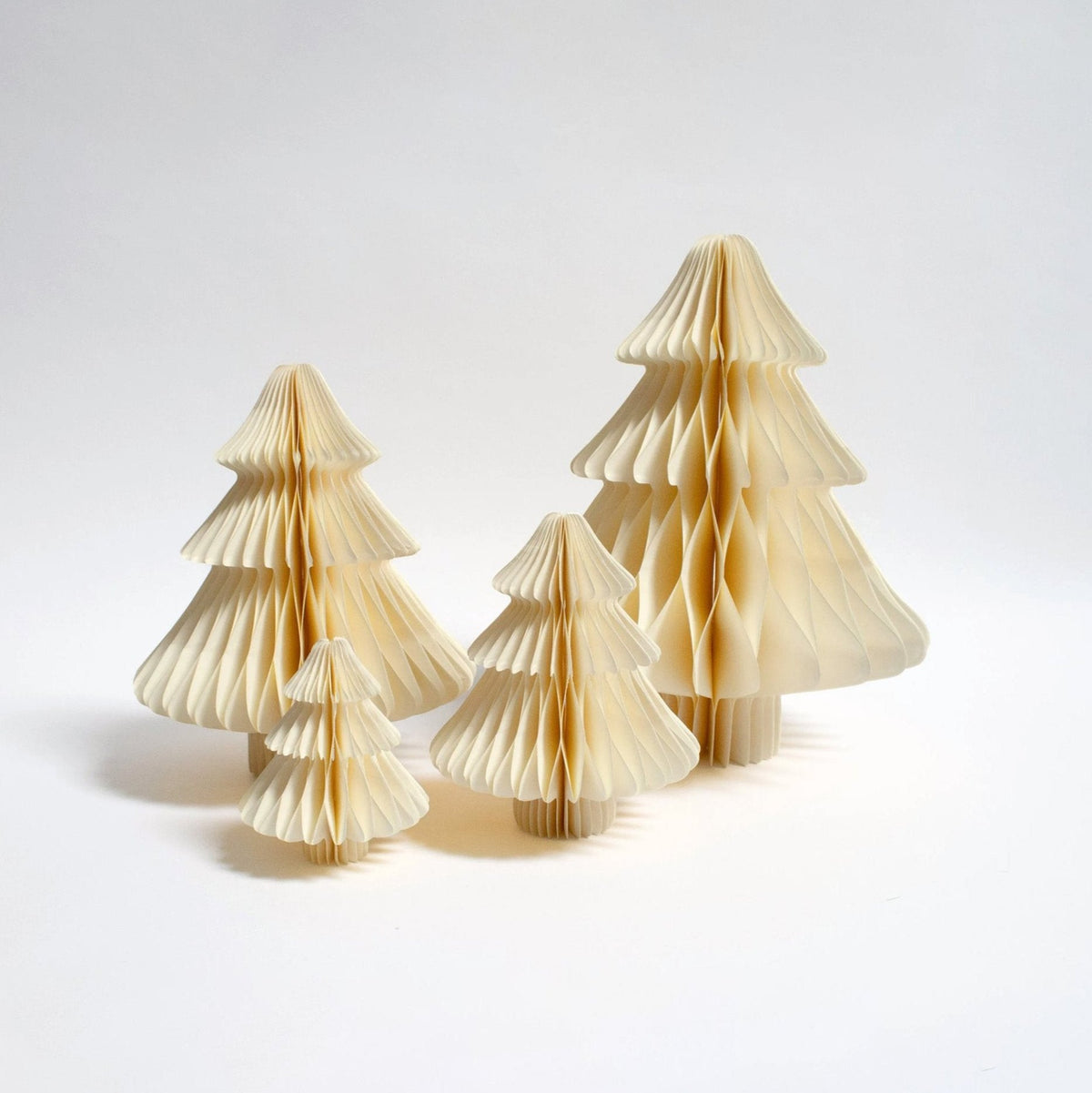 Papier-Weihnachtsbaum mit Stamm in Weiß
