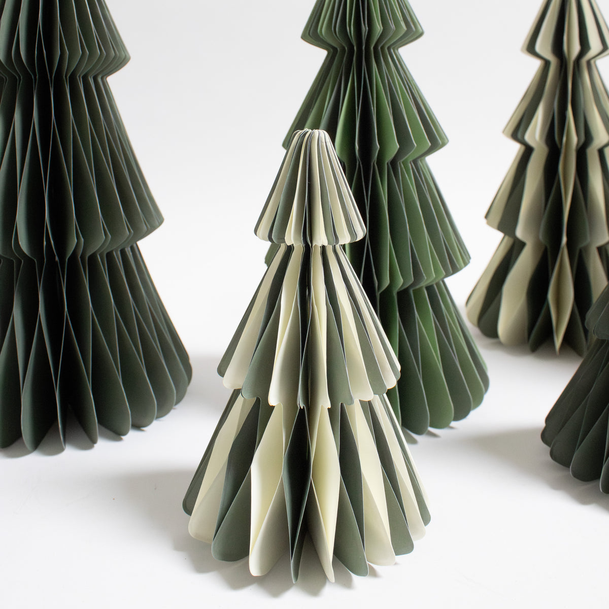 Papier-Weihnachtsbaum zweifarbig Grün in Weiß