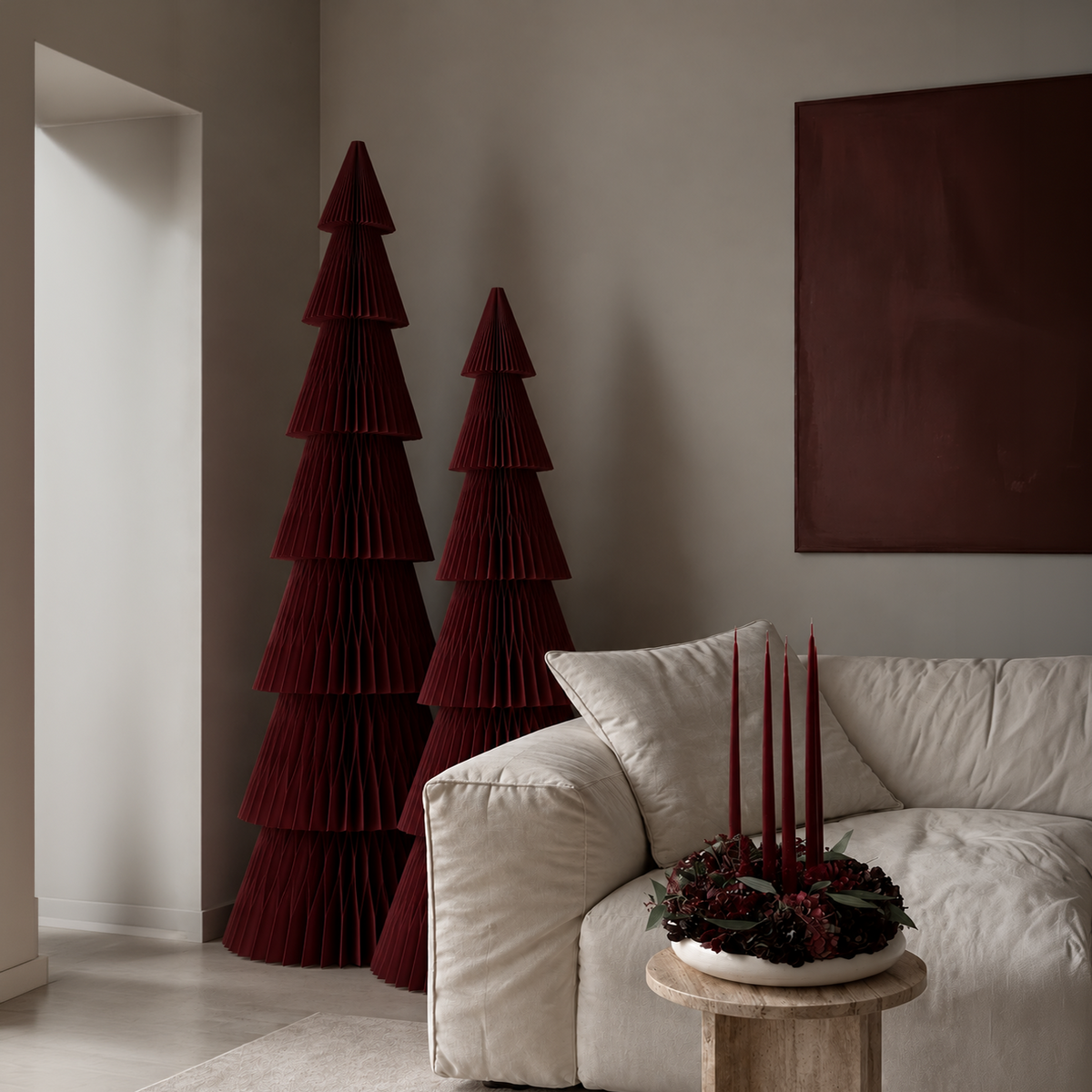 Dunkelrote XXL Papierbäume im Wohnzimmer mit Adventskranz