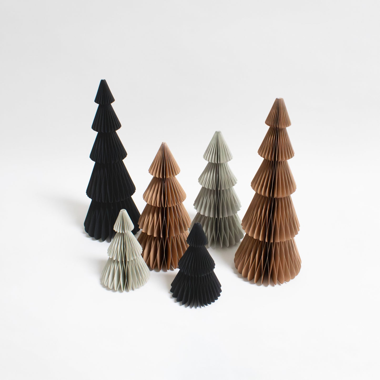 Stilvoller Papierweihnachtsbaum natur schwarz