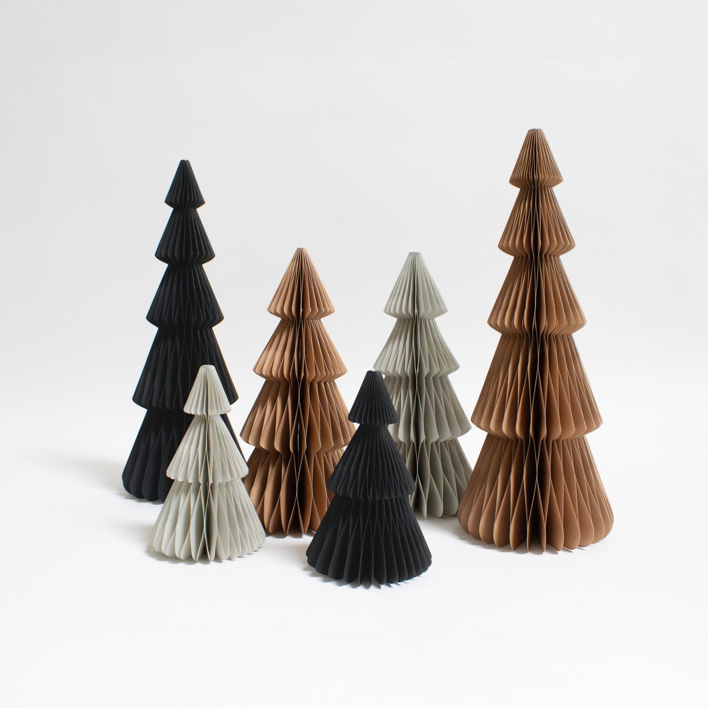 Stilvoller Papierweihnachtsbaum natur schwarz