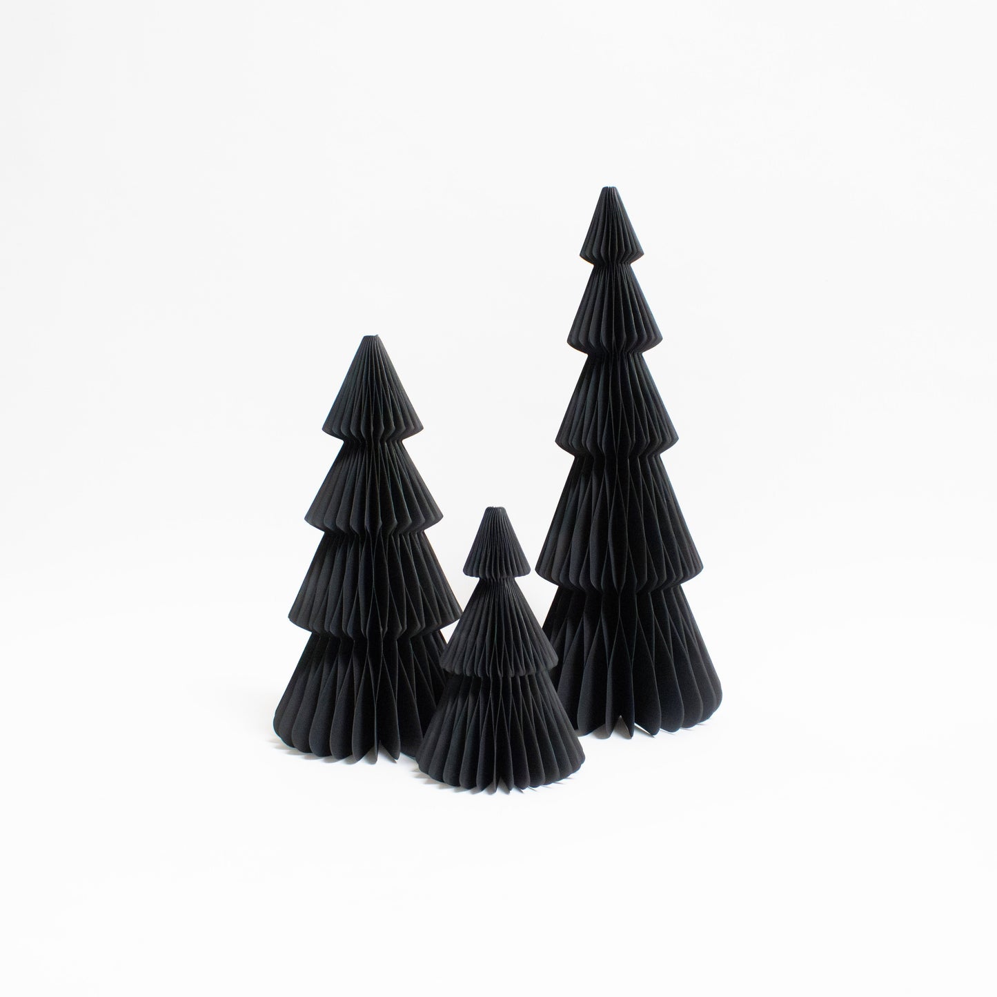 Stilvoller Papierweihnachtsbaum natur schwarz