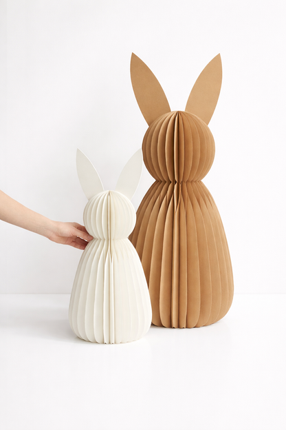 XL Papier-Osterhase Aufsteller – in der Hand