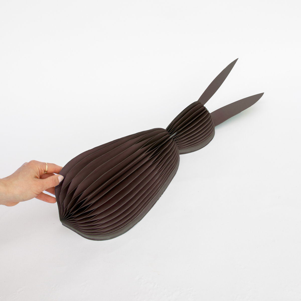 XXL Papier-Osterhase in Schokobraun